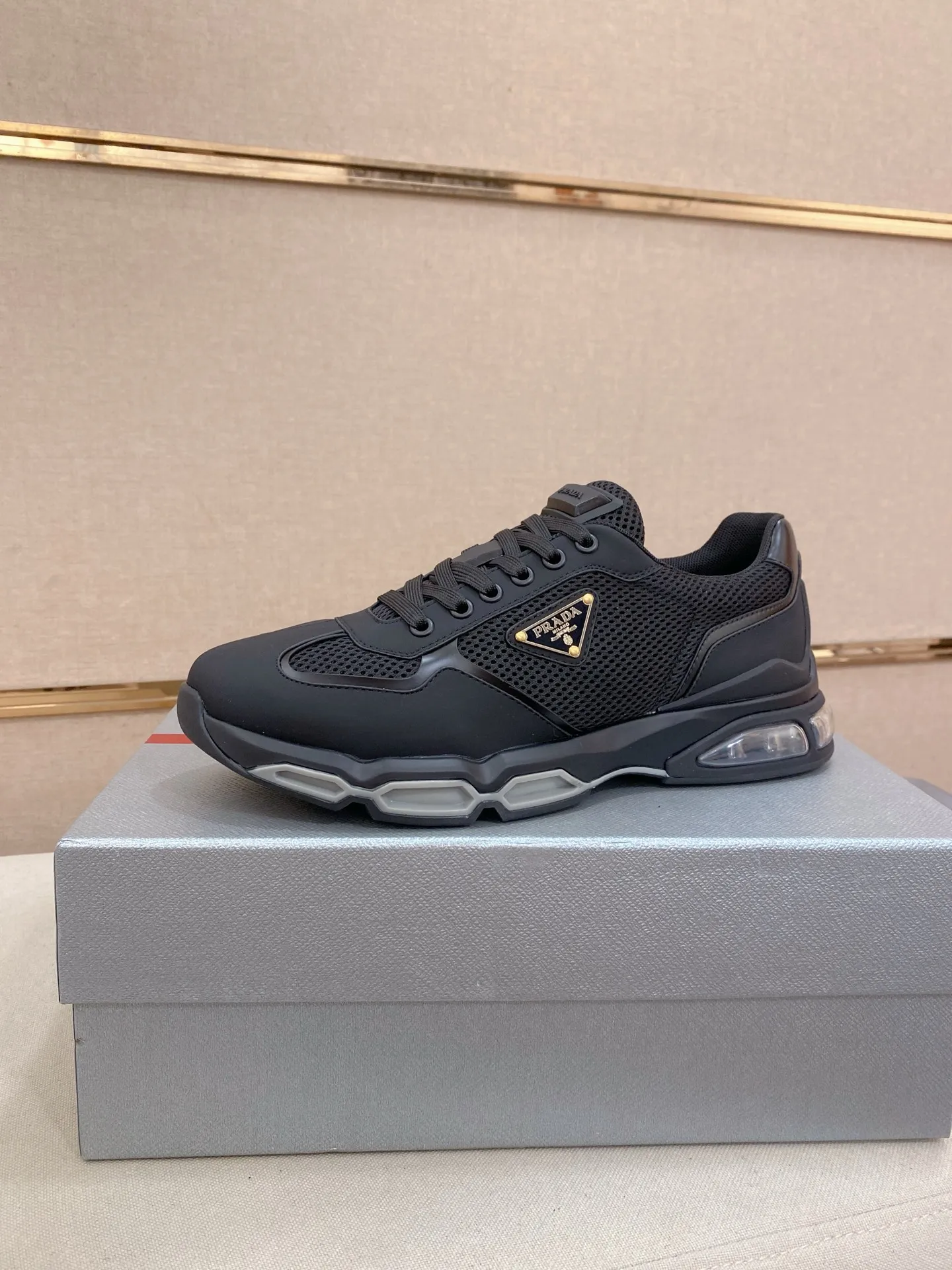 Factory price 660💰 ✔️✔️✔️High version High-quality new PRADA (Prada) counters are on the market at the same time, new men's shoes, 😘fabrics imported first-layer cowhide and mesh fabrics, purely handmade. Lining: Full cowhide lining. 👍🏿 High-end ☄️ air-cushion molded anti-slip rubber outsole, exquisite lines, simple and elegant, comfortable and high-end for leisure travel. Code number: 38 to 45